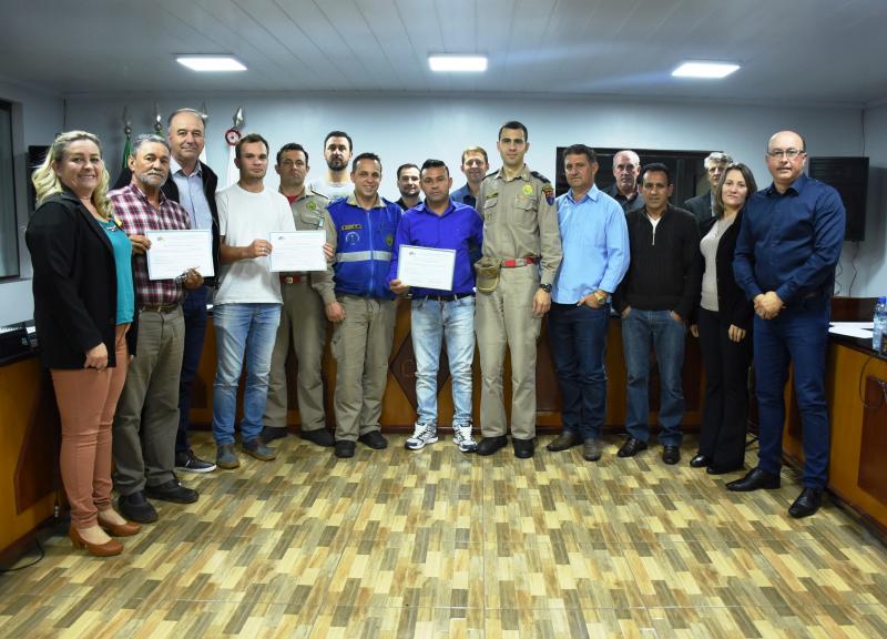 Bombeiros e servidores municipais recebem Moção de Honra ao Mérito